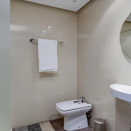 Uno - Stunning 4 Bedroom With Pool *