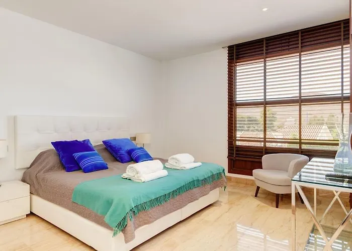 Villa Uno - Stunning 4 Bedroom With Pool *