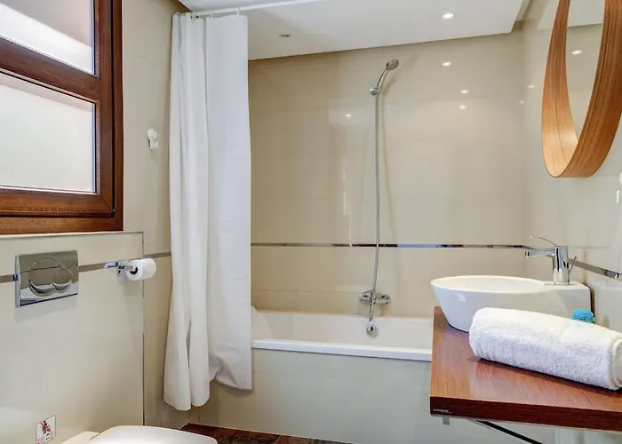 Uno - Stunning 4 Bedroom With Pool *