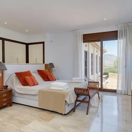 Uno - Stunning 4 Bedroom With Pool Málaga