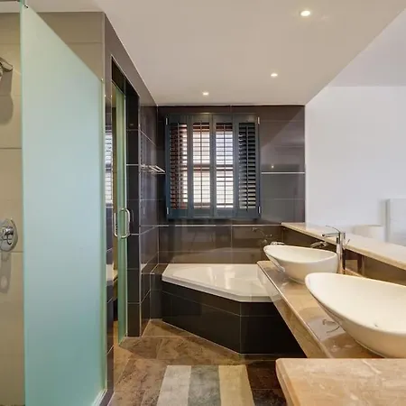 Villa Uno - Stunning 4 Bedroom With Pool Málaga