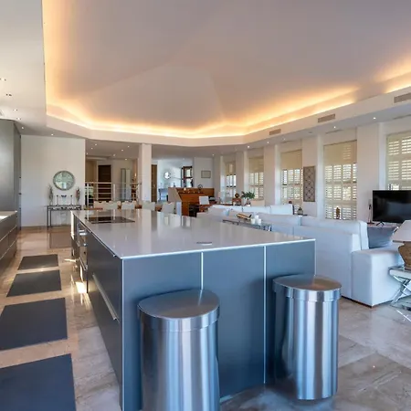 Uno - Stunning 4 Bedroom With Pool * Málaga