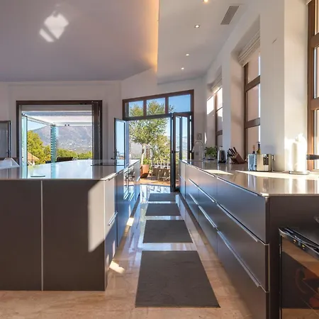 Villa Uno - Stunning 4 Bedroom With Pool Málaga